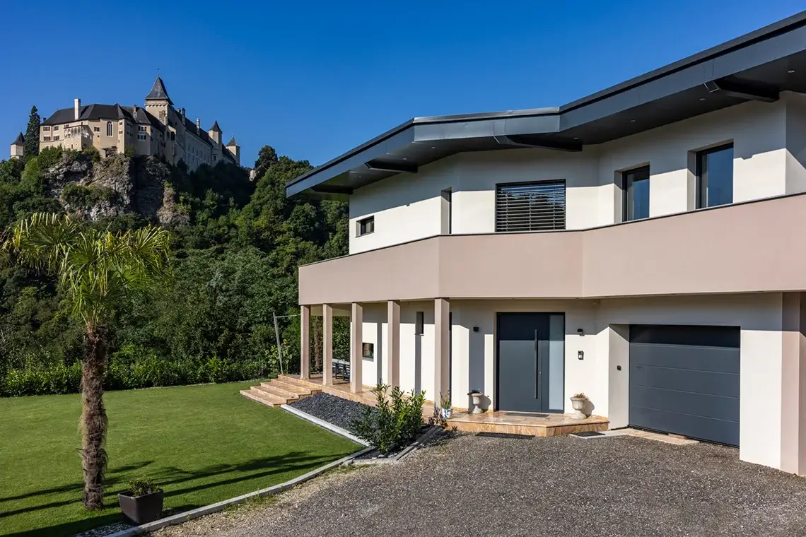 Moderne Architektur mit eleganter Fassade