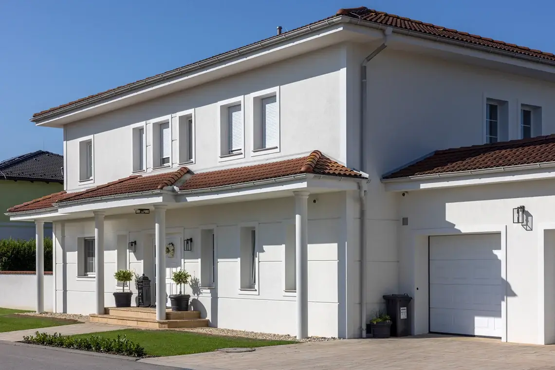 Historisches Gebäude mit renovierter Fassade