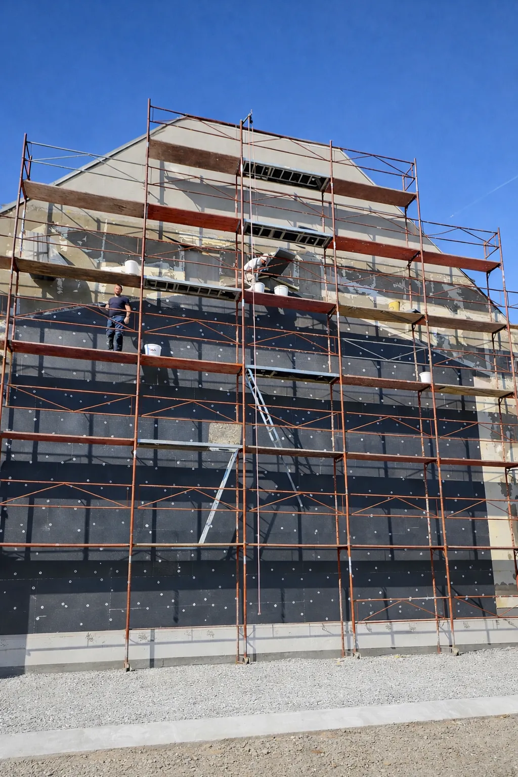 Arbeiter bei der Fassadenrenovierung